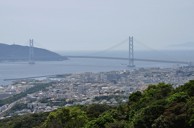 須磨浦ロープウェイの展望台から見る明石海峡大橋