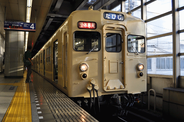 北千住駅に到着した8000系貸切列車