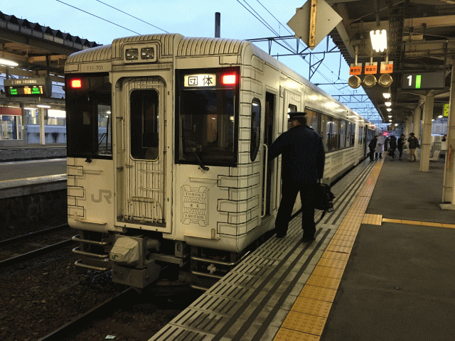 八戸駅に到着した復路の東北エモーション
