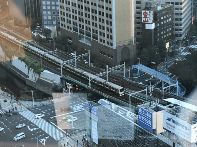 東京ドームホテルから見た総武線の各駅停車