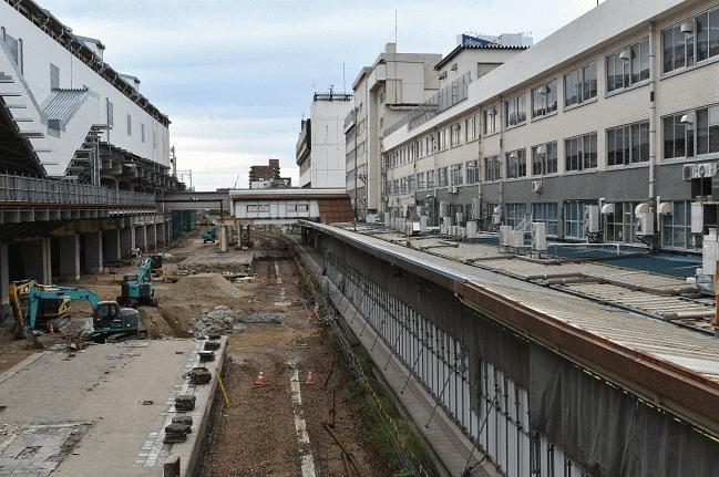 旧在来線の撤去工事が進行中の新潟駅