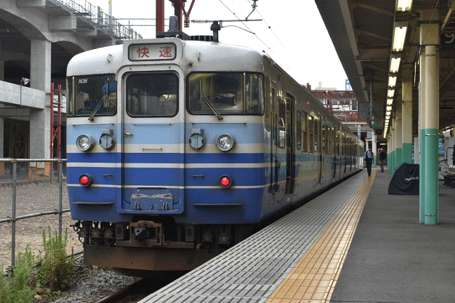 新潟駅の東端に設置された８・９番線ホームに停車中の115系の快速電車