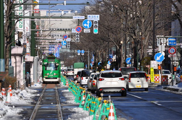 札幌市電の新線開業区間をし運転する教習車