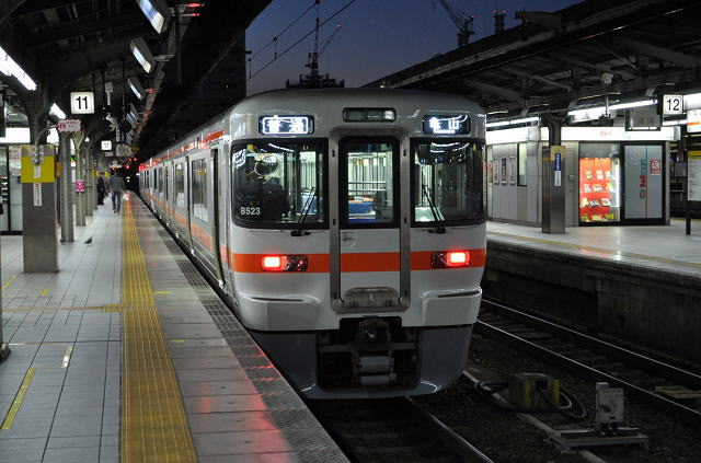 亀山行普通電車。名古屋駅で。