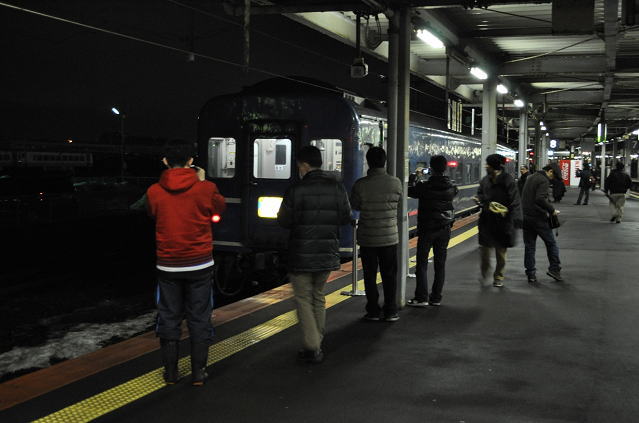 函館駅にて急行はまなすを撮影する鉄道ファン