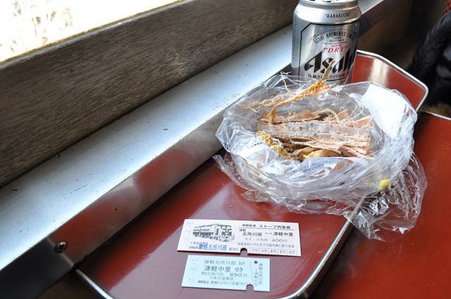 スルメとビールを堪能できる、津軽鉄道ストーブ列車