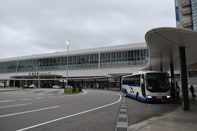 富山駅前に到着した夜行バス「北陸ドリーム名古屋号」