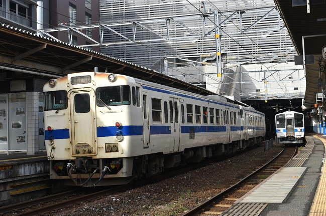 小倉駅2番線ホームで発車を待つ日田彦山線