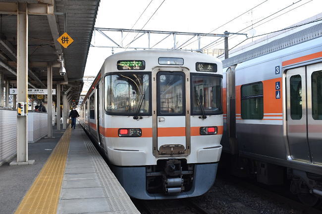中津川で313系2連ワンマン列車の松本行に乗り換え