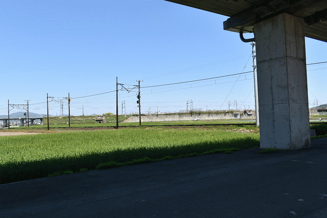 佐駅から近江八幡側へ200ｍほどの所にある国道8号線バイパスの高架下の撮影地