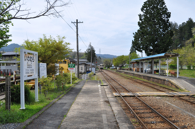 明知鉄道岩村駅の構内とホーム