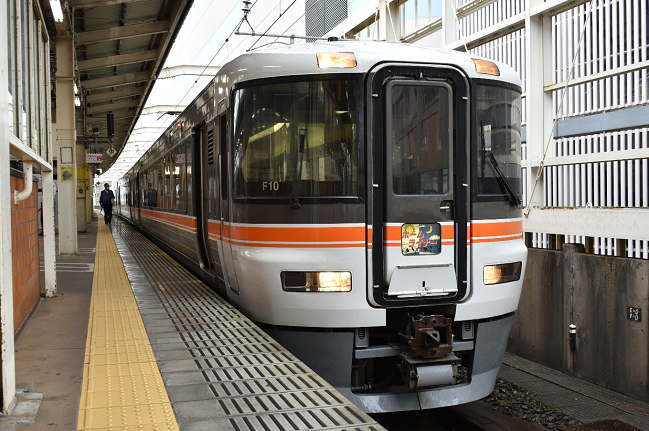 浜松から静岡までは土休日運転の373系3連「ホームライナー静岡36号」
