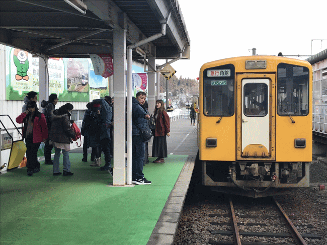 外国人の団体客も乗車する秋田内陸縦貫鉄道