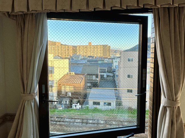 ホテル・アルファ－ワン尾道の窓辺の様子