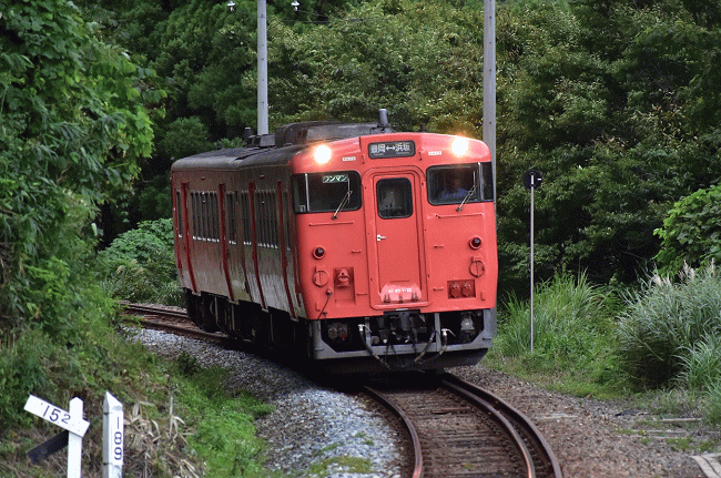 鳥取方面から餘部駅に到着する、キハ47形