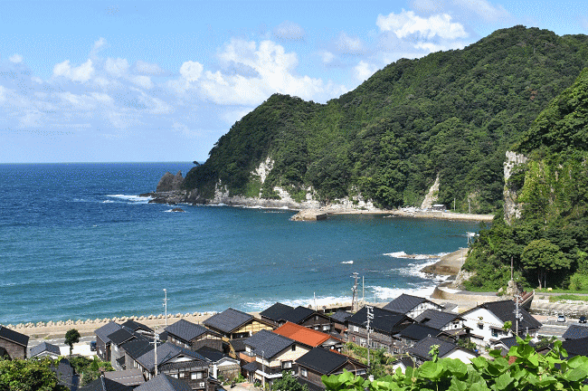 餘部駅から見る餘部の集落と日本海の眺め