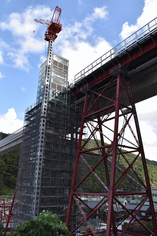 餘部鉄橋と、建設中の空の駅のエスカレーター