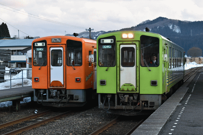阿仁前田駅で角館行と列車交換