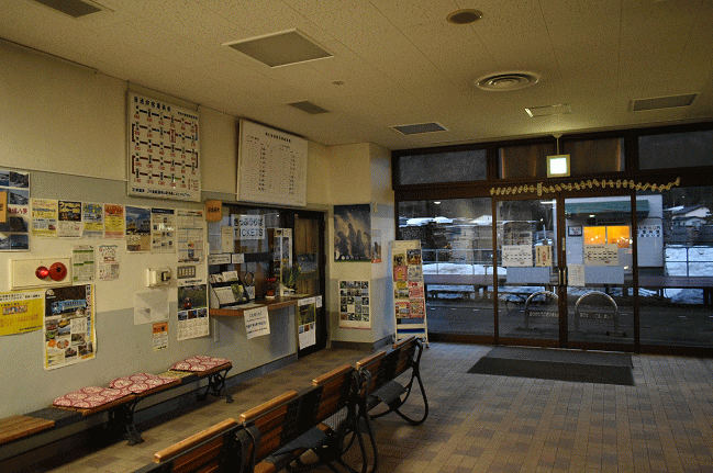 阿仁前田駅の窓口や改札口と待合室