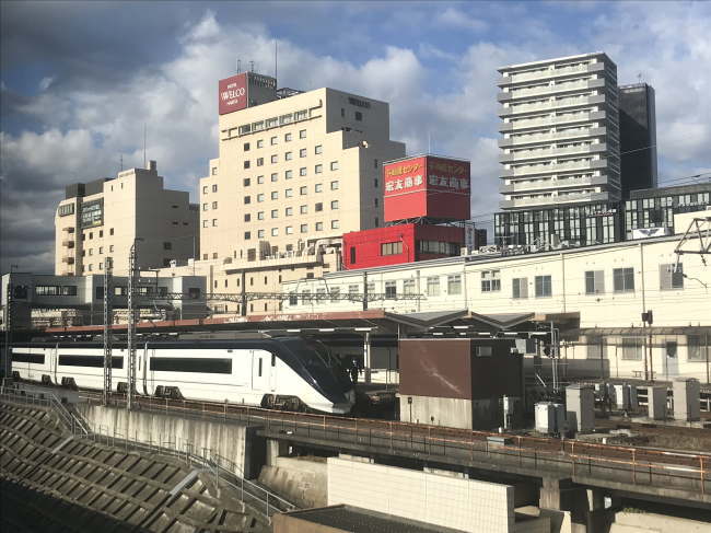 アパホテル京成成田駅前から見た京成成田駅