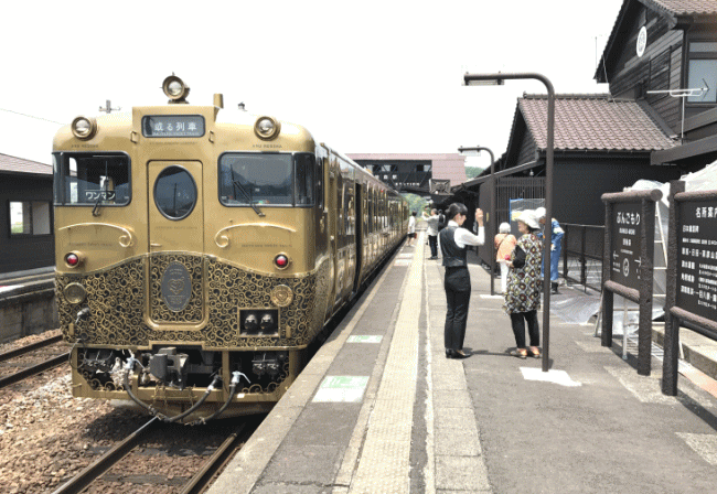 豊後森駅のホームと或る列車