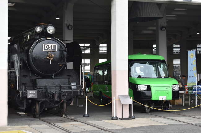 D51蒸気機関車と阿佐海岸鉄道のDMVが並ぶ