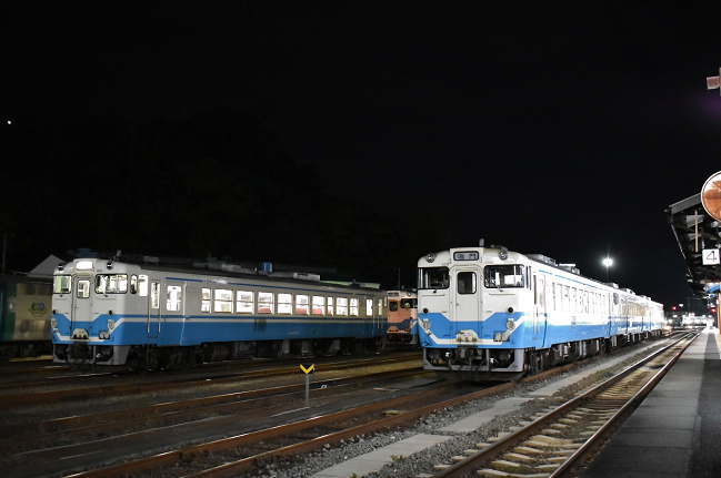 徳島駅ホームから夜のキハ40を写す