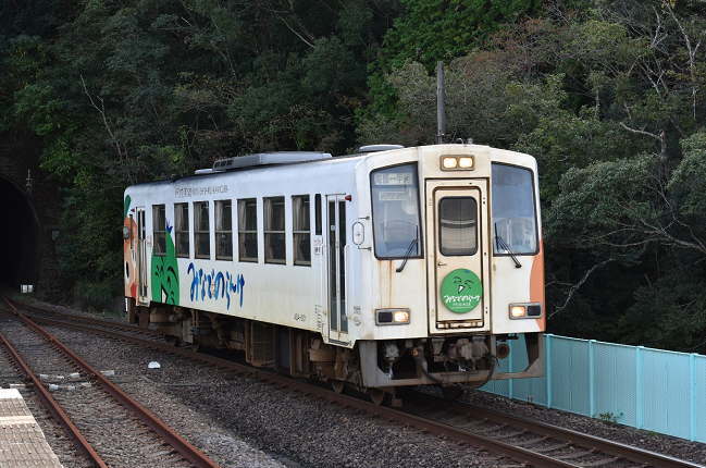 甲浦発の列車が海部駅に到着
