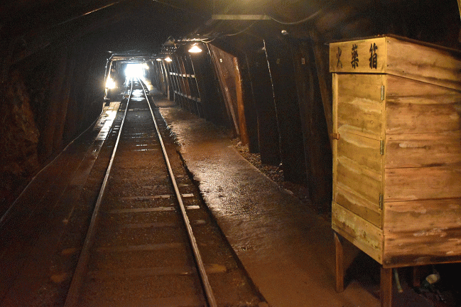 足尾銅山のトンネル内のレール