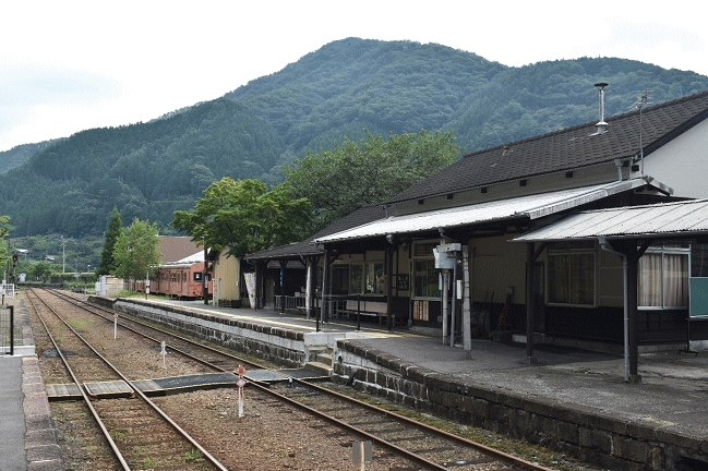 足尾駅の駅舎、上下線ホームそして貨物上屋等は登録有形文化財に指定