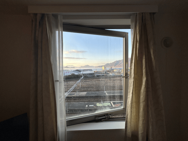 ホテルAZ広島三原店の窓辺の様子