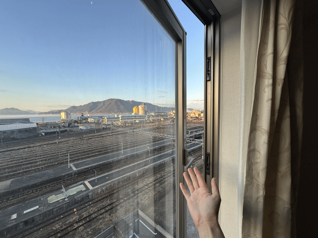 ホテルAZ広島三原店の窓の開き具合