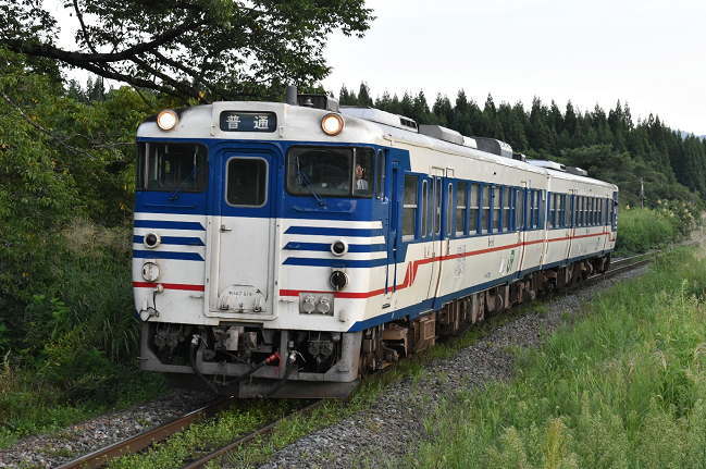 上野尻駅に到着する磐越西線の気動車