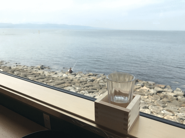 富山湾を眺めながらの地酒
