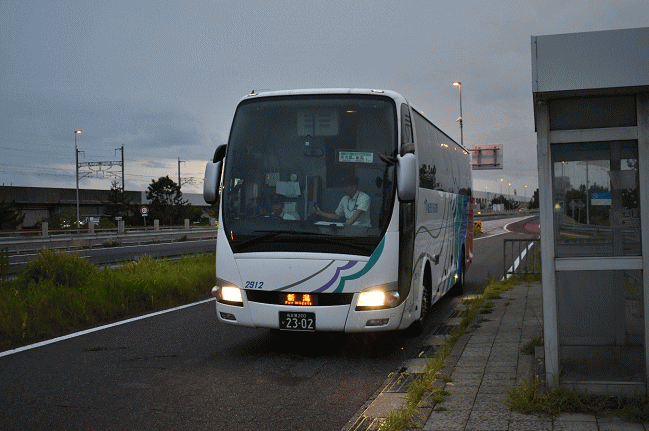 三条燕バス停に到着した名古屋からの夜行バス