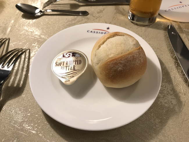 カシオペア紀行・フランス料理コースのパンとバター