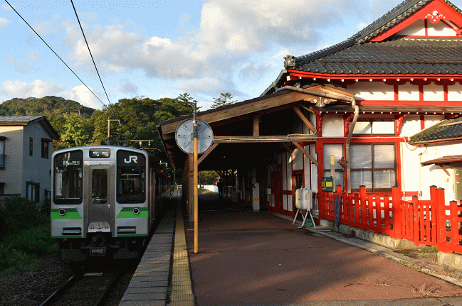 弥彦駅のE127系
