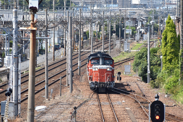 臨単８１７３列車が塩浜駅に到着