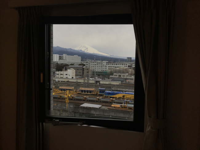 ドーミーイン三島の窓から見た富士山