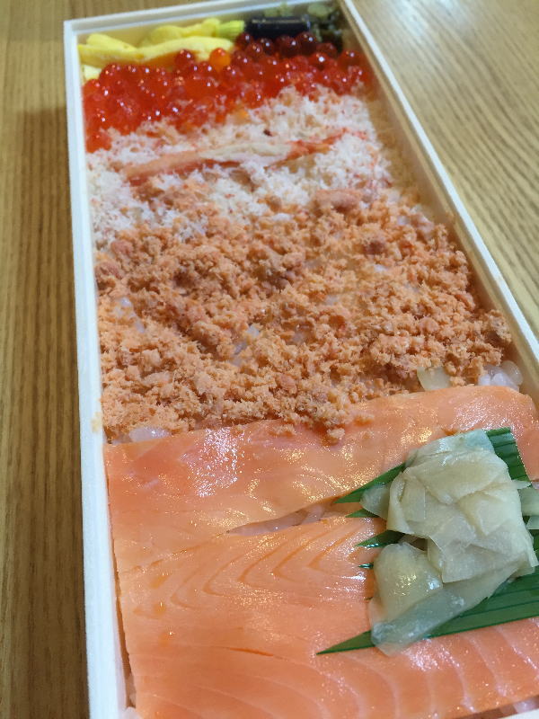 まさかいくらなんでも寿司の、鱒のアップ写真