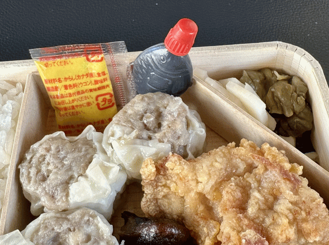 関西シウマイ弁当のシウマイやから揚げ、醤油など