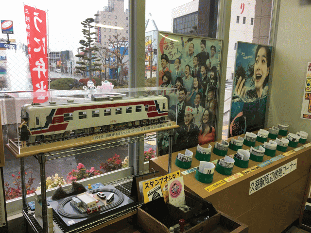 三陸鉄道久慈駅の待合室に設置されている三陸鉄道の模型とドラマのポスターなど