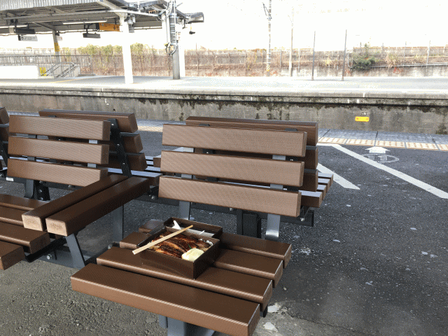 三島駅のホームのベンチで清流うなぎ弁当を食う