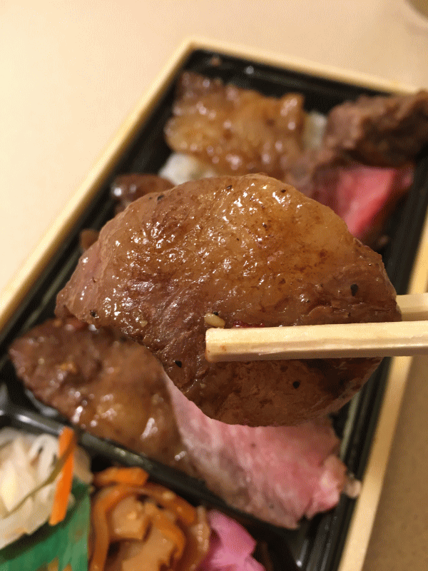 佐賀牛ロースステーキ＆カルビ弁当の牛カルビを食べる