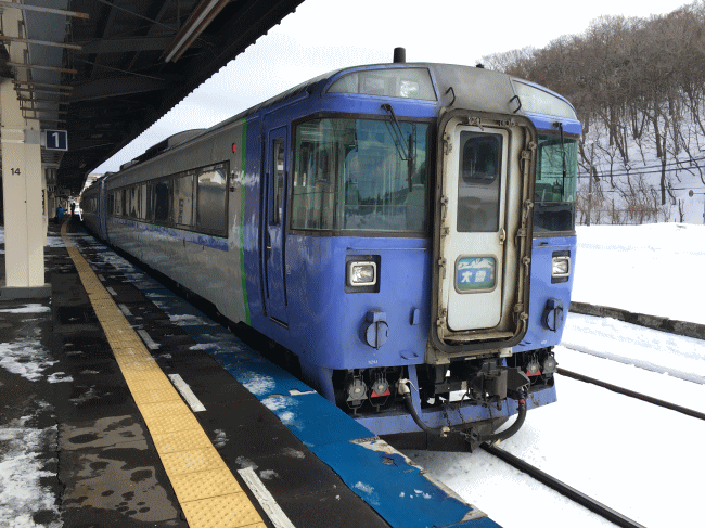 網走駅で発車待ちのキハ183系の特急大雪