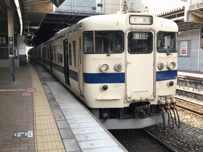 415系電車が小倉駅に停車中