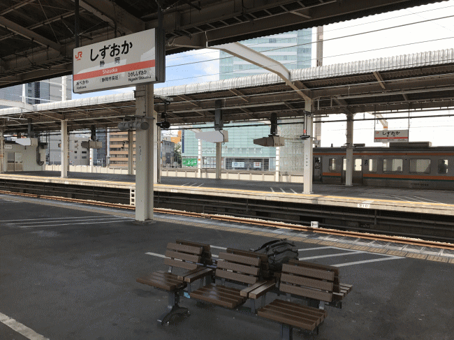 静岡駅のホームのベンチ