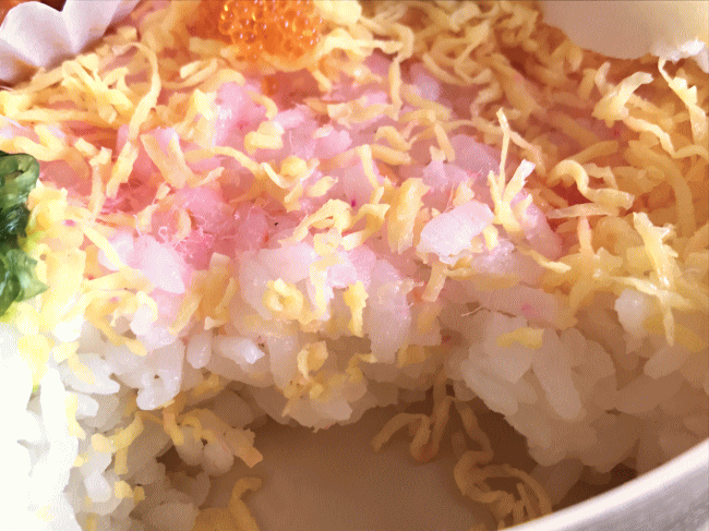 ふく寿司の、酢飯の上のでんぶ