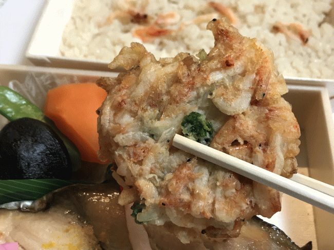 こだわりの焼き魚弁当の桜海老のかき揚げ