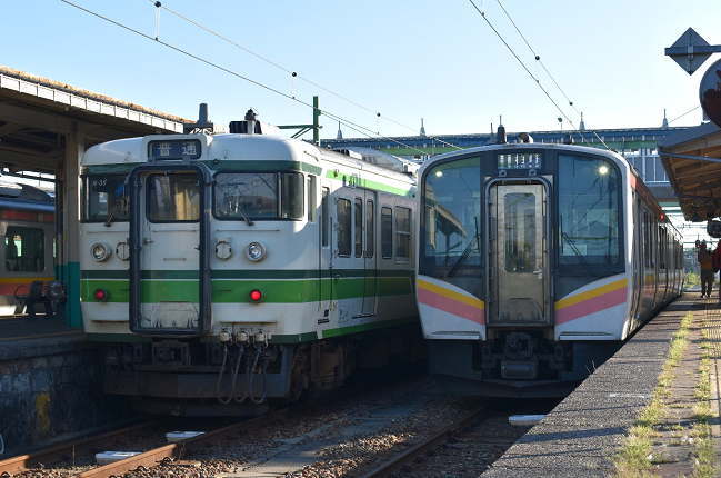 E129系と115系（吉田駅）